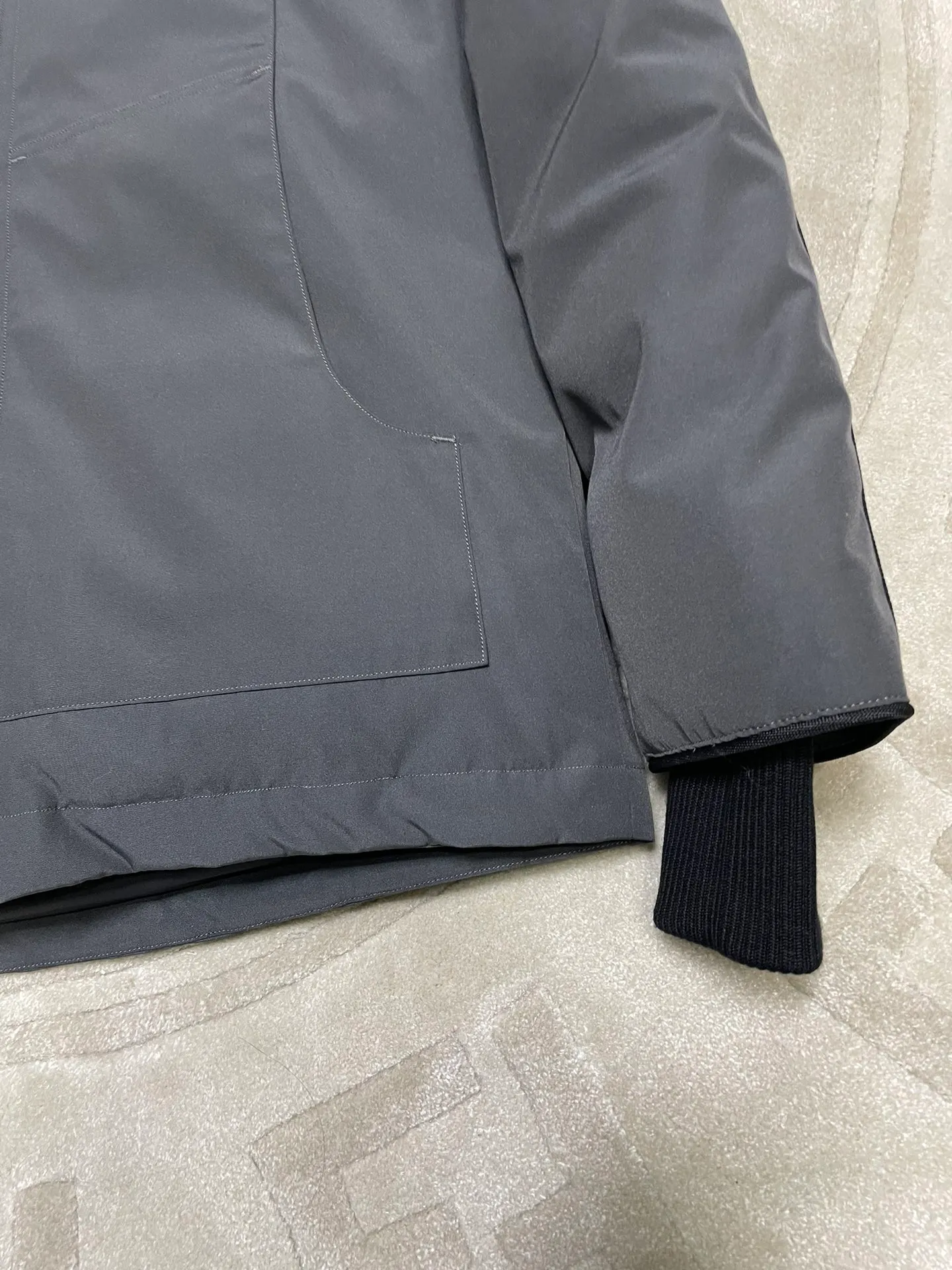P800 forester men's new model black 24 models Canada Goose (Canada Goose) Men's model xs-xxl The highest version on the market! 🔥 Recommendation of single product for autumn and winter hard goods # Produced by OEM canada goose # The Canadian brand canada goose has always been recognized as the warmest down jacket, and its existence can often be seen in the winter street photos of various celebrities. I make Canada Goose every year, but I still can’t get rid of my love for it. No matter how cold the weather is, there’s no need to be afraid! Because this year, as always, we will provide you with ruthless goods and prepare large quantities of goods. I believe that the market has become a bit chaotic, but we are not afraid. Only good things are competitive, not comparing prices! No one is stupid enough to quote a high price and send old customers away! Look at price in the short term and quality in the long term! If you care about quality, please respect its price! If what you want is cheap, please don't expect good quality! You get what you pay for, this is the rule of the market! We really value quality. It is only worn by the one who understands you! Filling content: 90 international standard duck down! I won’t say much more, everyone sells their own goods! Regarding the down content, you can feel it with your hands. There is nothing wrong with good down. Another customer said that the clothes are very light, but the ones on the market are very heavy. For us insiders, adding some filament to the clothes will make them look bulging and heavy. But we won't do that! 🔥Pure original fidelity! 🔥Everyone who has been cooperating with us in the past few years knows that the large-scale wholesale market products are incomparable to us. You are welcome to visit the brick cabinet and then come to my home to buy! It is the legendary warmest down jacket. A goose and a single layer of clothing can withstand minus 20 degrees Celsius! Known as a must-have for Arctic outdoor sports! The most popular down jacket in the world, celebrities are rushing to buy it, it is a must-have!